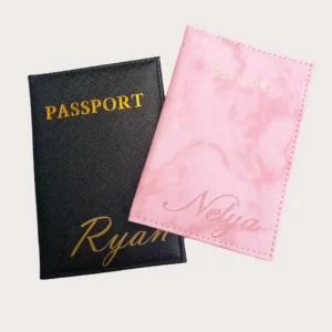 Protège-passeport accessoires personnalisés Tizi Art Design avec prénom gravés.